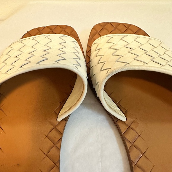 Bottega Veneta Women’s White Intrecciato Nappa Flat Sandals in size 36 - Picture 6 of 7